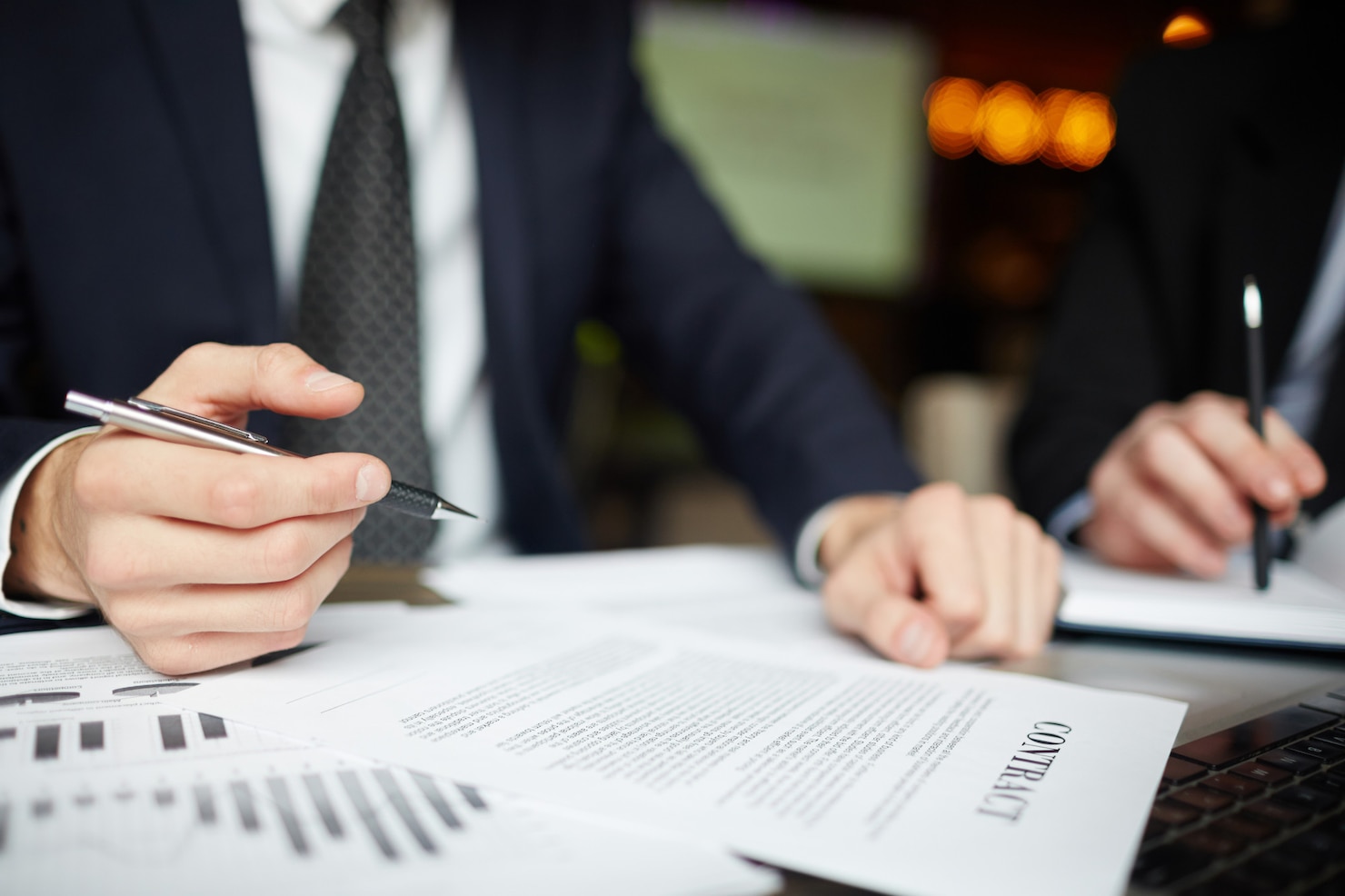 empresarios firma contrato primer 1098 14236
