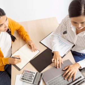 mujeres asiaticas alto angulo pensando nuevas ideas proyecto trabajo 23 2148776778