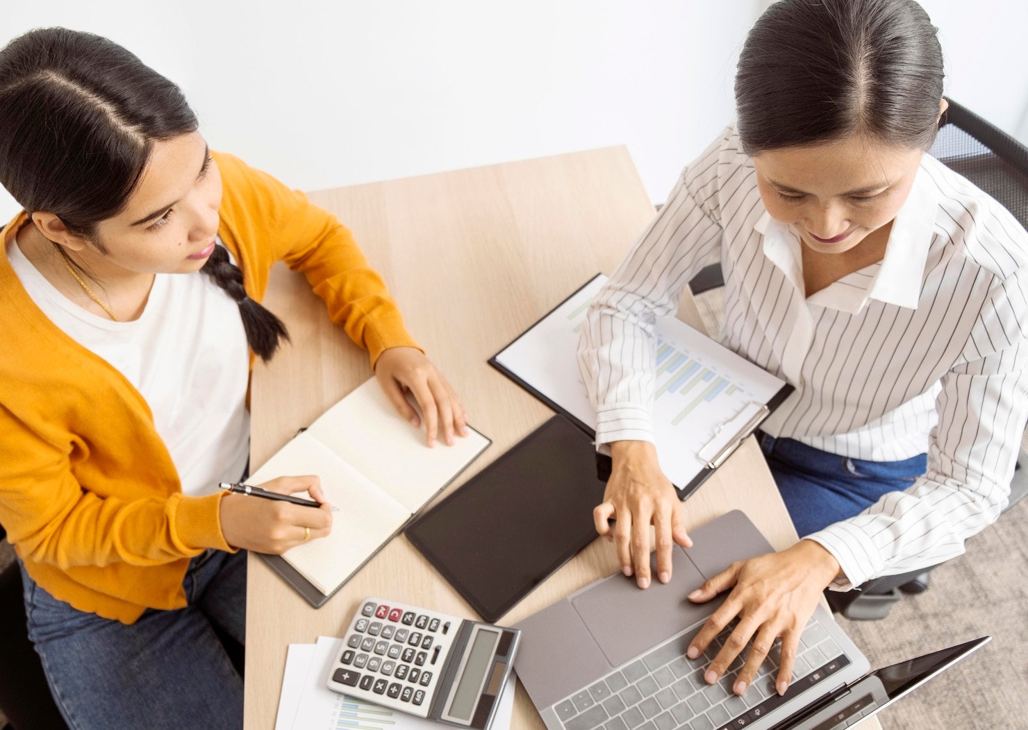 mujeres asiaticas alto angulo pensando nuevas ideas proyecto trabajo 23 2148776778